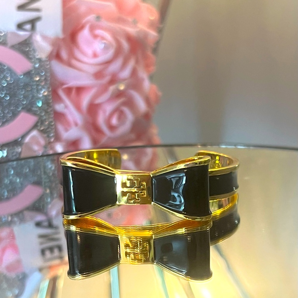 Tory Burch bow bracelet NWOT!!